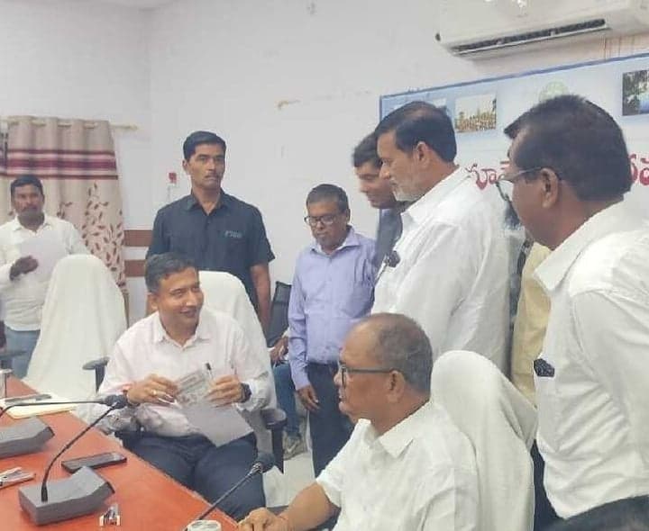 గురుపూజోత్సవానికి కలెక్టర్కు పిలుపు - Udayam