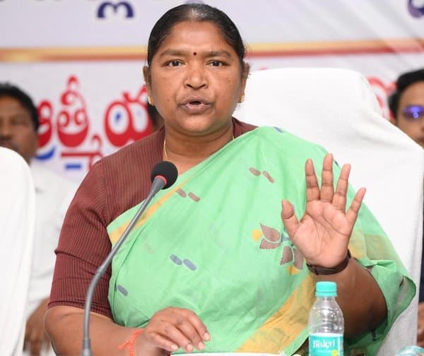 మంత్రి సీతక్క ఆదేశం: యుద్ధప్రాతిపదికన మహిళా సంఘాల భవన నిర్మాణాలు పూర్తి చేయాలి!