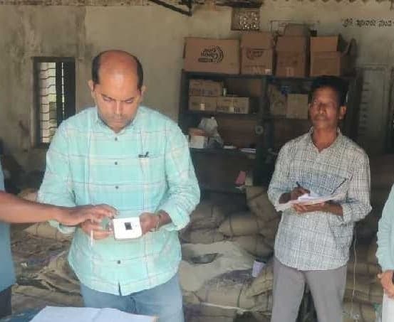 సీలేరులో రేషన్ డిపోల్లో తహశీల్దార్ తనిఖీలు - Udayam