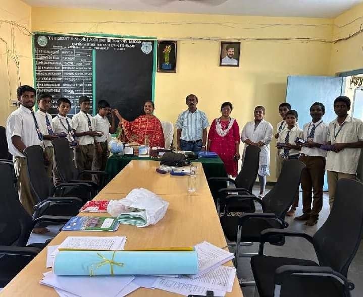 విద్యార్థులకు కళ్లద్దాల పంపిణీ - Udayam