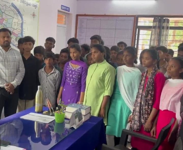 విద్యార్థులకు పోలీస్ విధులపై అవగాహన - Udayam