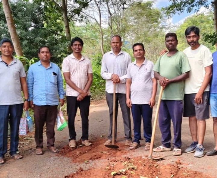 హుకుంపేటలో రహదారి గుంతలకు మరమ్మతులు - Udayam