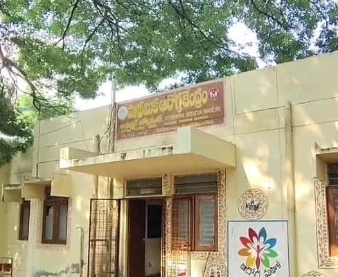 పిచ్చికుక్క దాడిలో ముగ్గురికి గాయాలు - Udayam