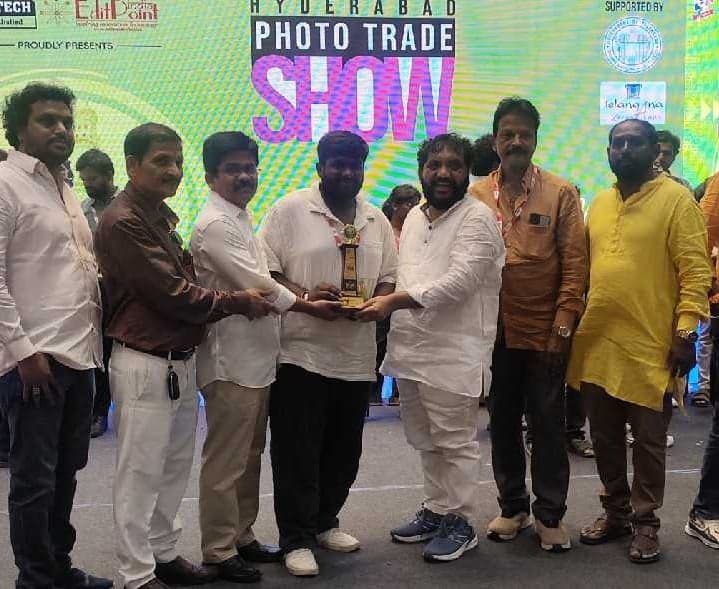 ములుగు వాసికి వెడ్డింగ్ ఫొటోగ్రఫీ అవార్డు - Udayam