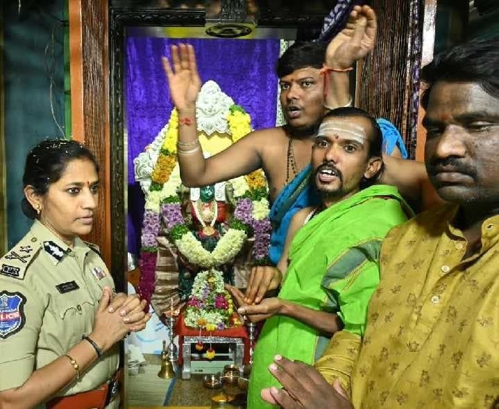 బేగంపేట దుర్గమ్మ ఆలయంలో సీపీ సుమతి పూజలు - Udayam