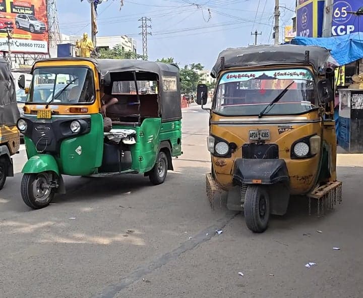 కీసర బస్స్టాప్ ఆటోలకా.. ప్రయాణికులకా? - Udayam