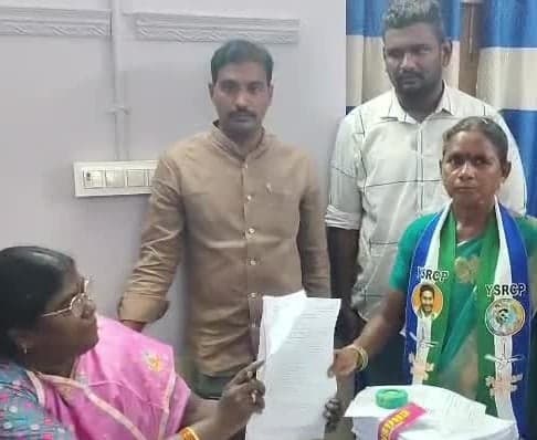 మైలవరంలో వైసీపీ ఎంపీటీసీ నామినేషన్లు - Udayam