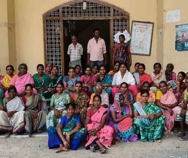 ఉపాధి పనుల కోసం కూలీల ధర్నా - Udayam Digital