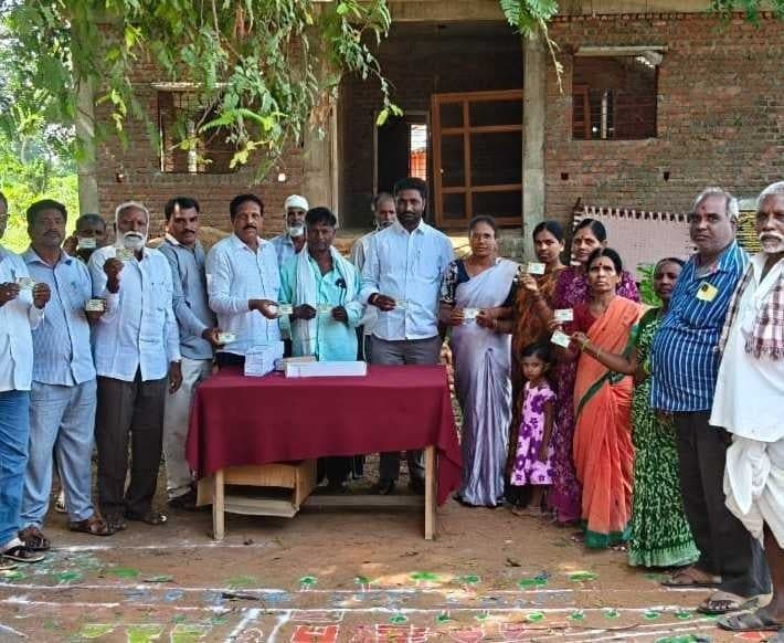 ఉట్పల్లిలో స్మార్ట్ రేషన్ కార్డుల పంపిణీ - Udayam