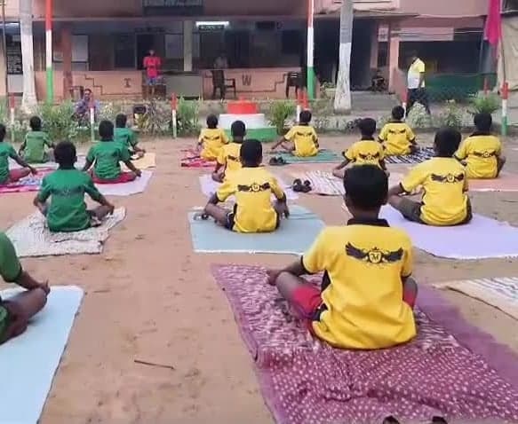 చిరుమల్ల ఆశ్రమ పాఠశాలలో యోగా, ధ్యానం - Udayam