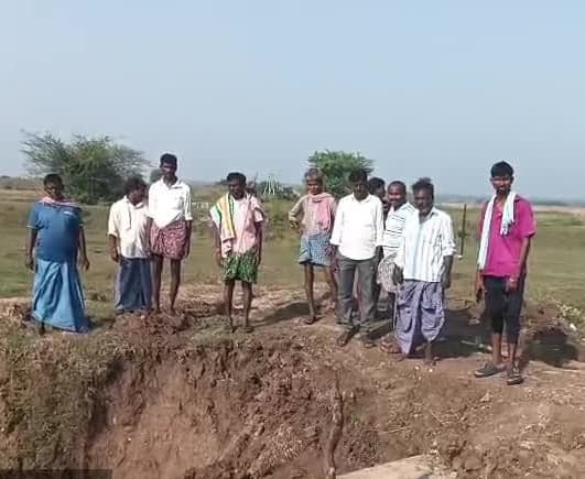 సొంత ఖర్చులతో కాలువకు మరమ్మతులు - Udayam