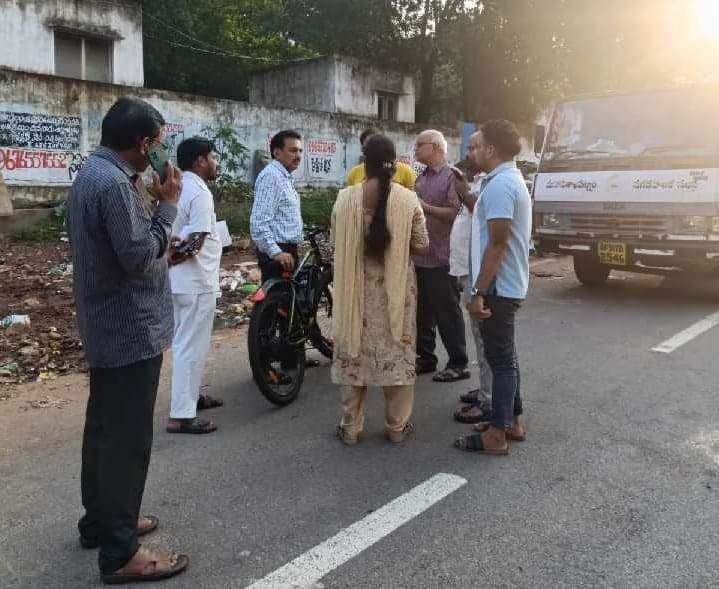 మాధవధారలో సైకిల్పై కమిషనర్ పర్యటన - Udayam