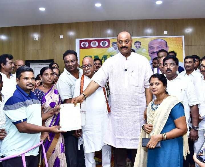 కోటబొమ్మాళిలో సీఎం సహాయనిధి చెక్కుల పంపిణీ - Udayam