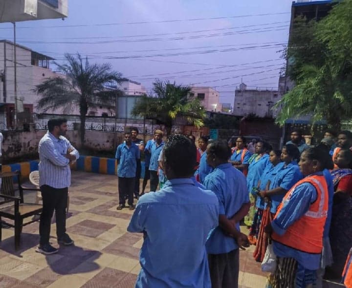 తెనాలిలో 9వ డివిజన్లో కమిషనర్ ఆకస్మిక తనిఖీ - Udayam
