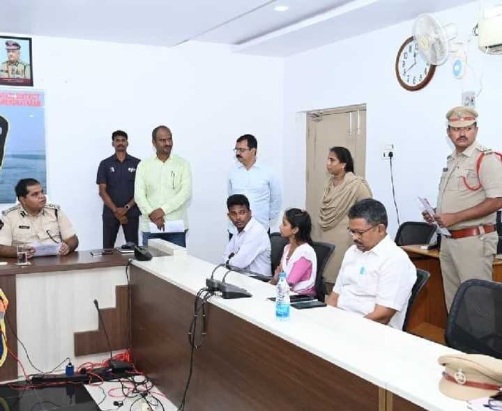రాజమండ్రిలో పోలీస్ గ్రీవెన్స్కు 18 ఫిర్యాదులు - Udayam