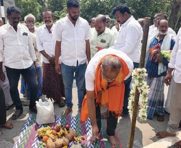 ఏకిలపల్లి రోడ్డుకు రూ.50 లక్షలతో భూమిపూజ - Udayam