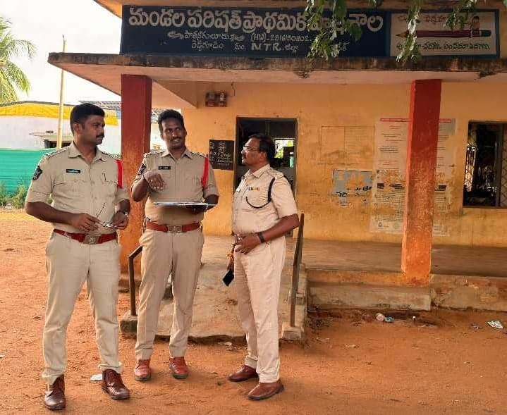 రెడ్డిగూడెంలో పోలింగ్ కేంద్రాల పరిశీలన - Udayam