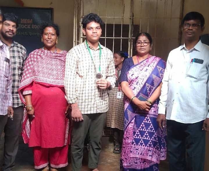 ఉషు పోటీల్లో రవితేజకు రజతం - Udayam