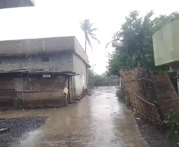 సవాతిలో ఒక్కసారిగా భారీ వర్షం - Udayam