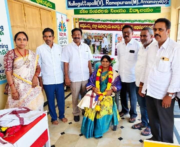 రామాపురంలో ఉత్తమ ఉపాధ్యాయురాలికి సన్మానం - Udayam