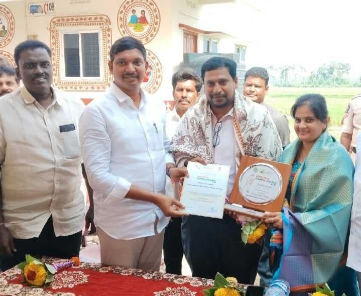 స్వచ్ఛాంధ్ర అవార్డు గ్రహీతకు ఎమ్మెల్యే సత్కారం - Udayam