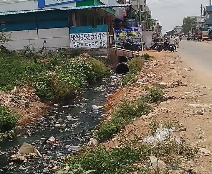 దేవనకొండలో డ్రైనేజీ సమస్యతో ప్రజలకు ఇబ్బందులు - Udayam