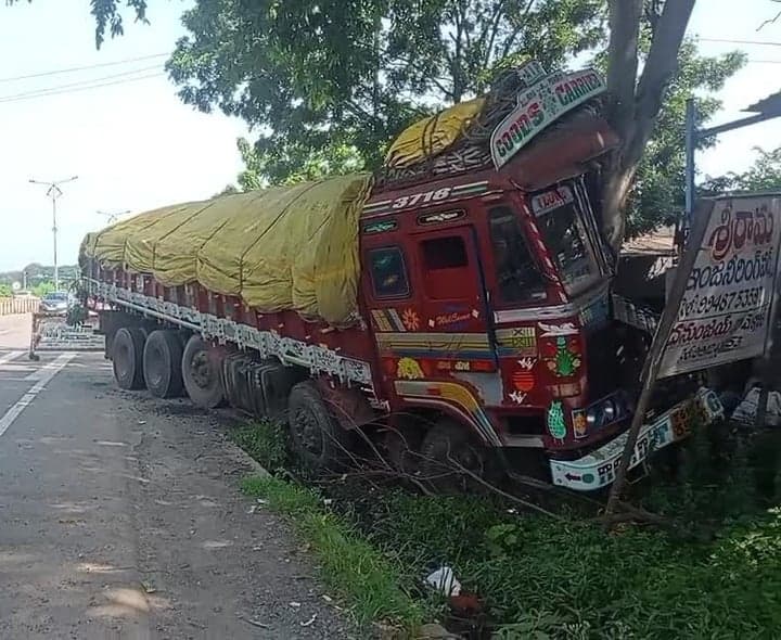 షెడ్డులోకి దూసుకెళ్లిన లారీ - Udayam