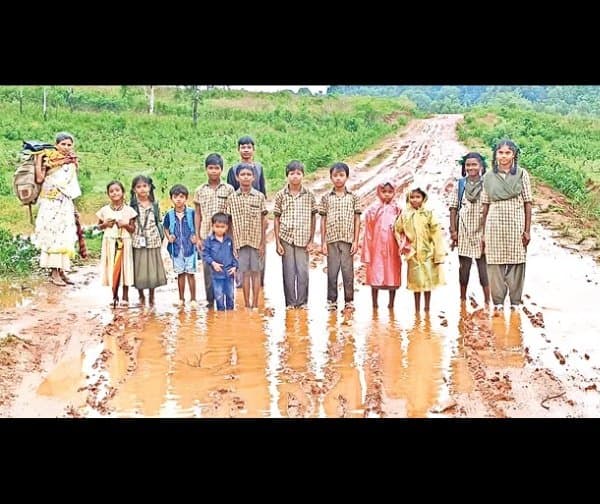 బురద రోడ్డుపై చిన్నారుల నరకయాతన - Udayam Digital