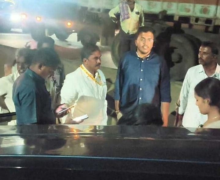 జూపూడి వద్ద వ్యాన్ ప్రమాదం.. ఎమ్మెల్యే పరామర్శ - Udayam
