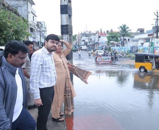 రైల్వే అండర్ బ్రిడ్జి వద్ద నీటిని తొలగించాలి: కలెక్టర్ - Udayam