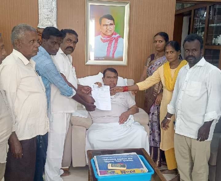 కార్మికుల సమస్యలు పరిష్కరించాలి - Udayam