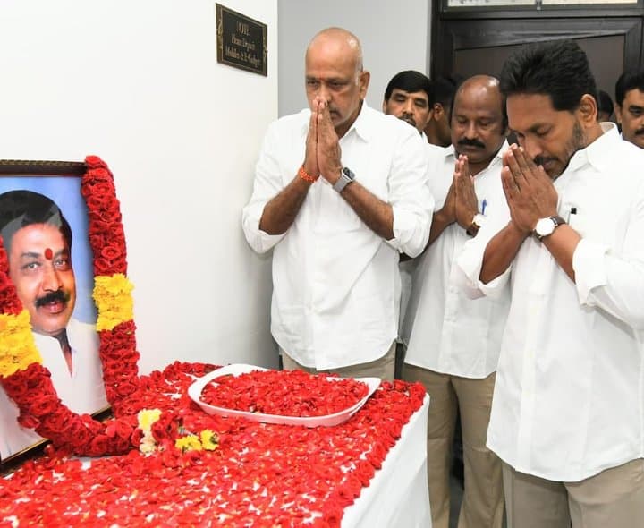 జక్కంపూడి జయంతి, వైఎస్ జగన్ నివాళి - gallery image 2