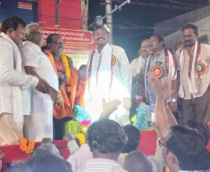 చీరాలలో భారీ ధర పలికిన వినాయక లడ్డూ - Udayam