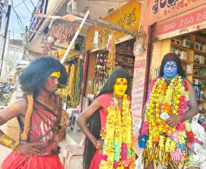 దసరా వేషధారుల సందడి - Udayam