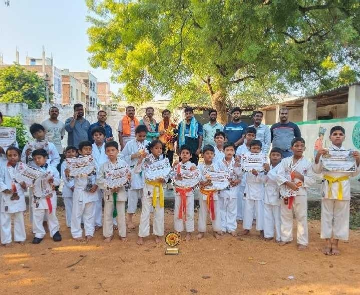 కరాటేలో ప్రతిభ చూపిన కొండమల్లేపల్లి విద్యార్థులు - Udayam