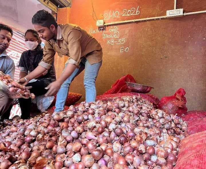 రావులపాలెంలో రూ.35కే కిలో ఉల్లి - Udayam
