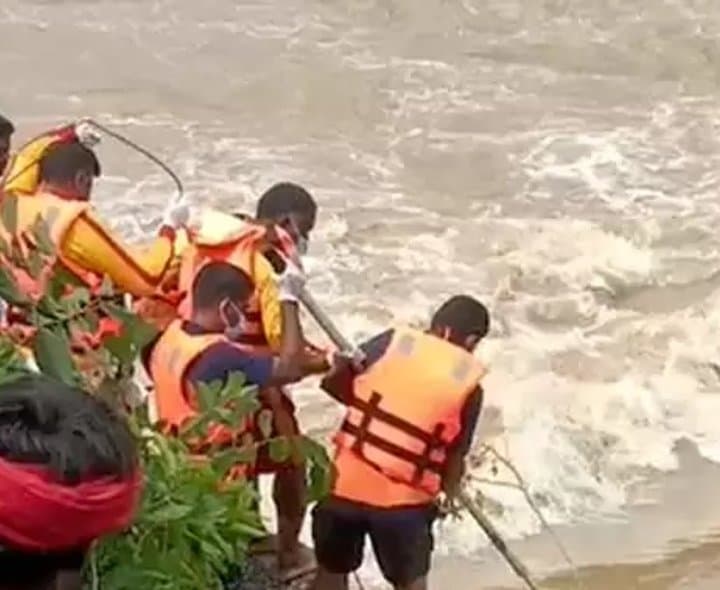 పెద్దవాగు మత్తడి వద్ద రైతు మృతదేహం లభ్యం