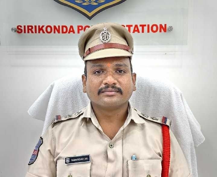 వాట్సాప్ మెసేజ్లతో అప్రమత్తంగా ఉండాలి: ఎస్సై - Udayam