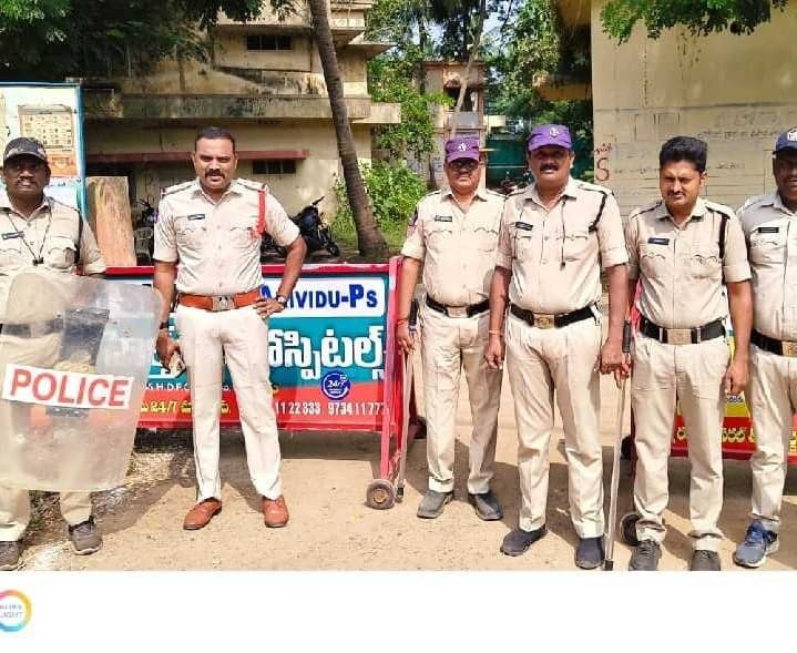 ఆకివీడులో నామినేషన్లకు భారీ బందోబస్తు - Udayam