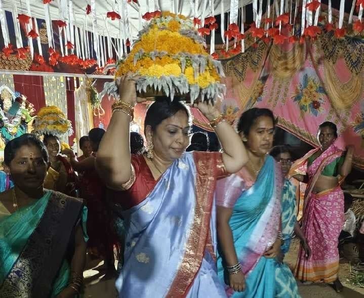 బతుకమ్మ సంబరాల్లో ఎమ్మెల్యే సతీమణి - Udayam