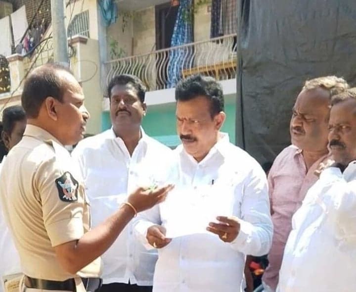 వైసీపీ నేతకు కడప పోలీసుల నోటీసులు - Udayam