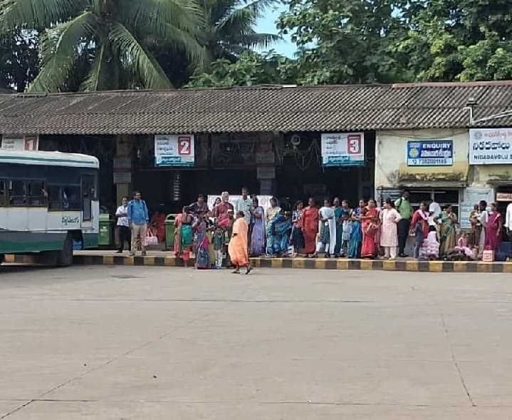 నిడదవోలు-రాజమండ్రి బస్సుల కోత - Udayam