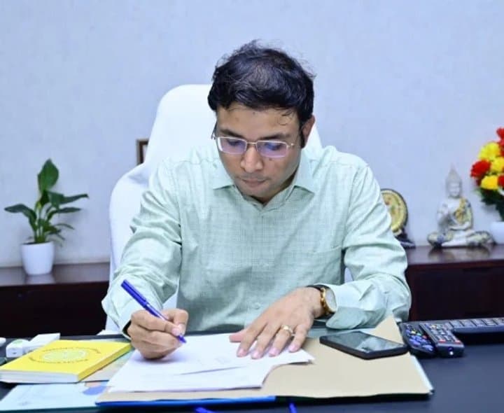 ఇన్ఛార్జి కలెక్టర్గా భవేష్ మిశ్రా - Udayam Digital