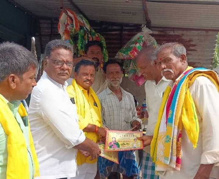గొల్లపల్లిలో టీడీపీ జడ్పీటీసీ ప్రచారం - Udayam