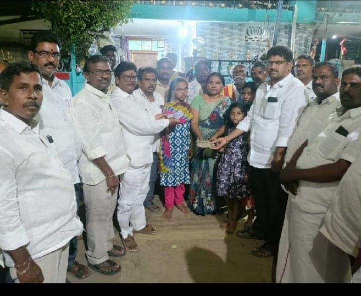 దాతల నుంచి మృతుడి కుటుంబానికి ఆర్థిక సాయం - Udayam