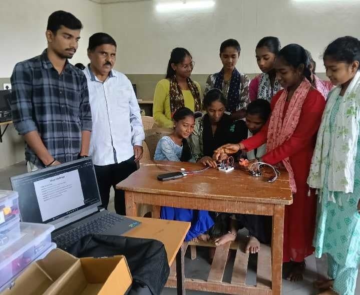 కొండాపూర్లో విద్యార్థులకు సెన్సార్లపై అవగాహన - Udayam