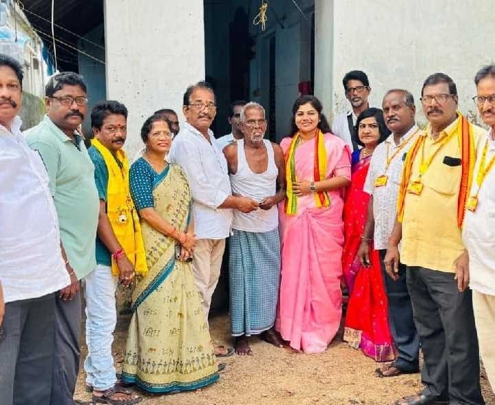 తాటిపాకలో పింఛన్ల పంపిణీ - Udayam