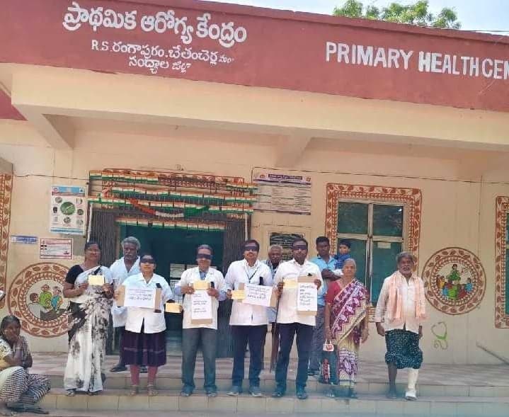 కళ్లకు గంతలతో కాంట్రాక్ట్ ఉద్యోగుల నిరసన