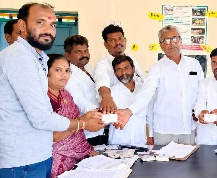 అర్హులైన నిరుపేదలకు స్మార్ట్ రేషన్ కార్డులు - Udayam