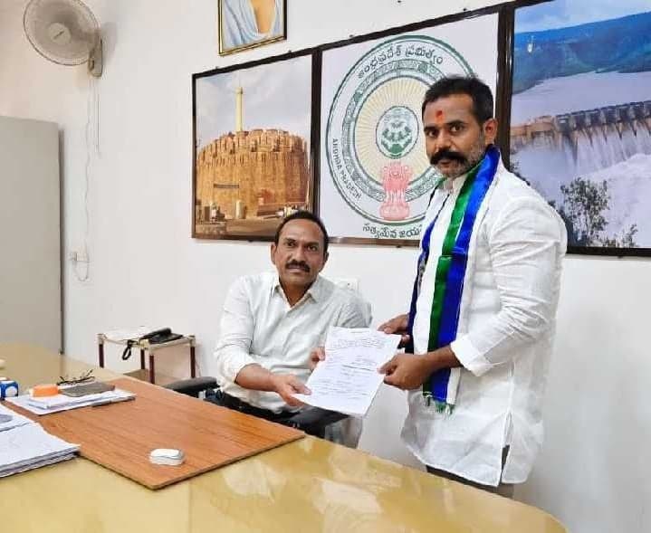 మంత్రాలయం జడ్పీటీసీగా ప్రదీప్ రెడ్డి పోటీ - Udayam